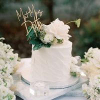 Single-tier rustic texture wedding cake with flower placement.